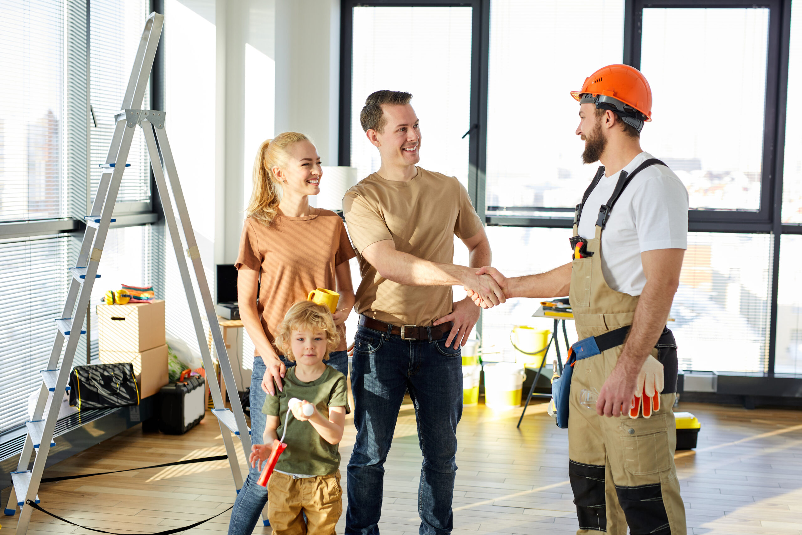 En familie er på befaring i sin nye ABBL-leilighet som snart er klar for innflytting. Entreprenøren tar familiefaren i hånden.