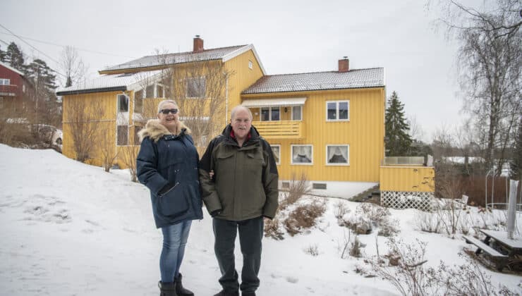 Bente og Jan Erik foran det fule huset i Kleivveien.