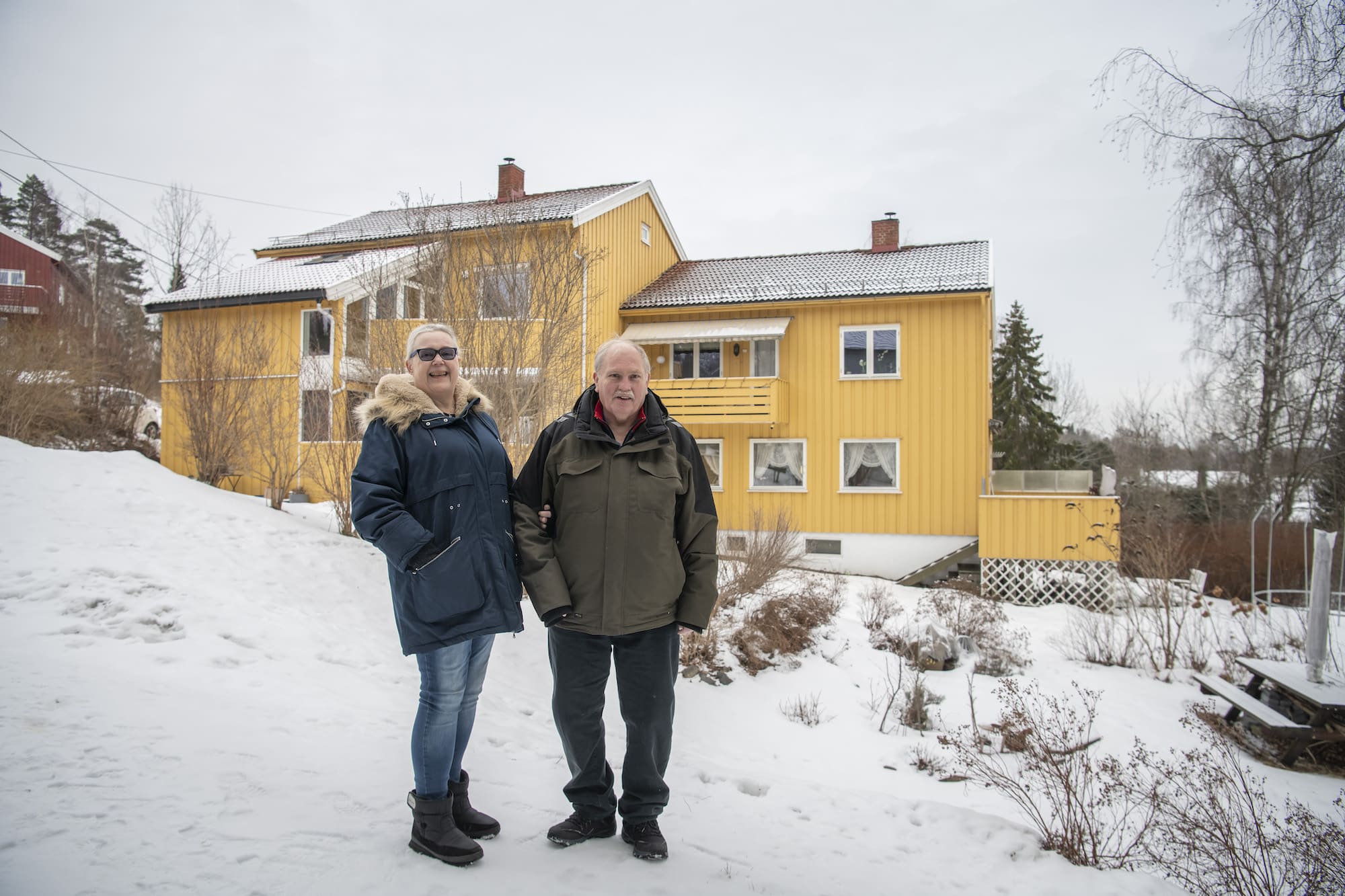 Bente og Jan Erik foran det fule huset i Kleivveien.